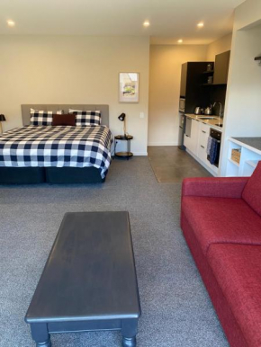 Modern Apartment - walking distance to lake and town